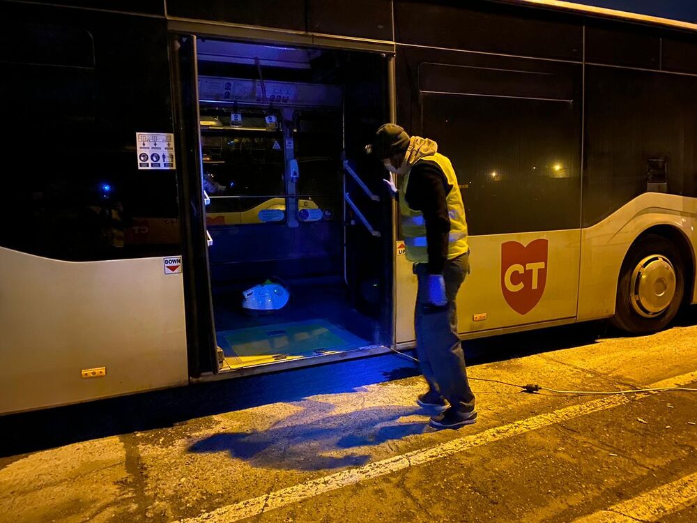 Autobuz CT Bus cu ușile deschise, pregătit pentru tratament, noaptea în depou
