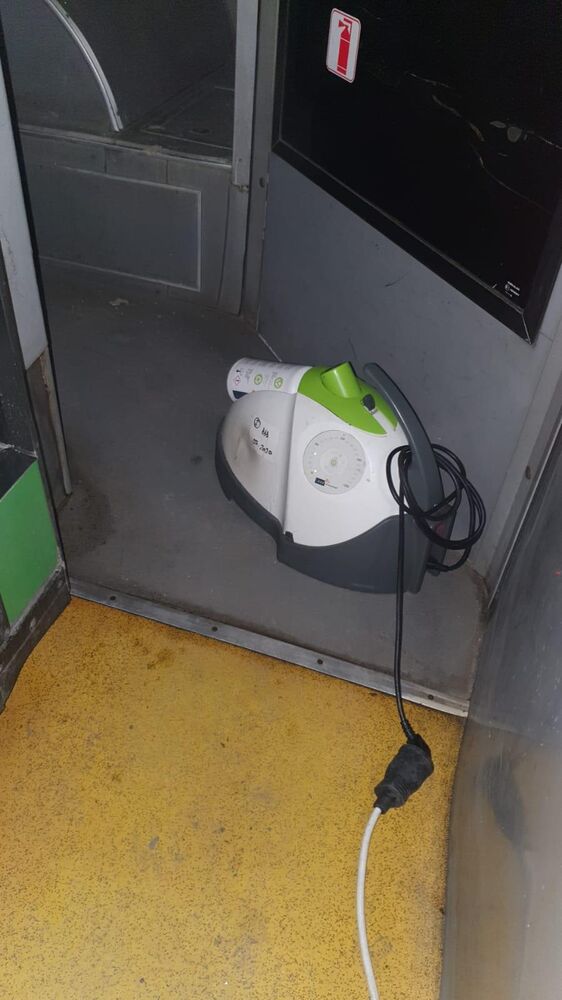 Aparatul Nocospray pe podeaua autobuzului, la ușa din mijloc, în timpul ciclului