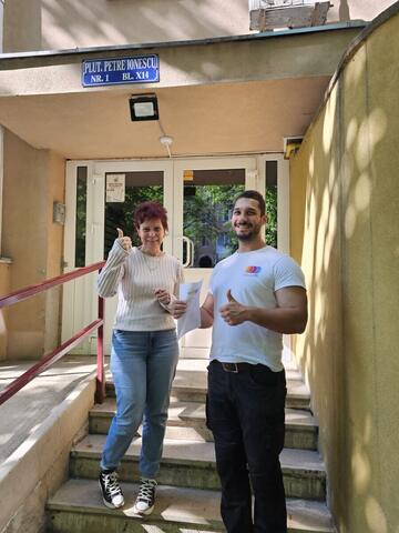 Operator Compania DDD la intrarea unui bloc, cu procesul-verbal semnat de reprezentantul asociației