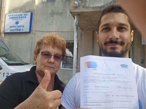 Operator Compania DDD la intrarea unui bloc, cu procesul-verbal semnat de reprezentantul asociației