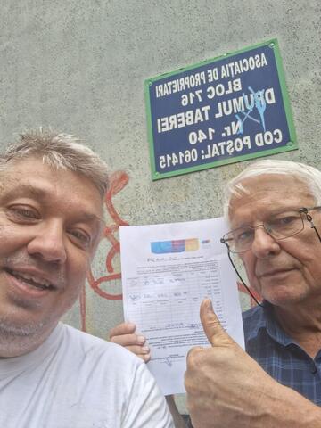 Operator Compania DDD la intrarea unui bloc, cu procesul-verbal semnat de reprezentantul asociației