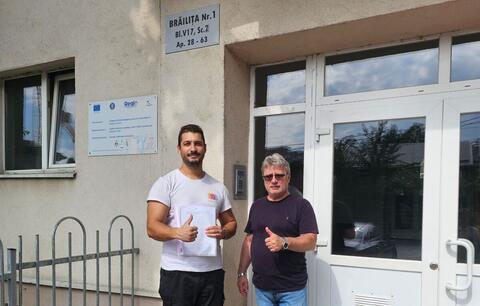 Operator Compania DDD la intrarea unui bloc, cu procesul-verbal semnat de reprezentantul asociației