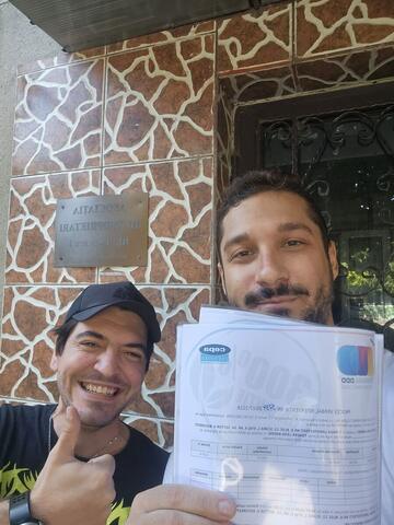 Operator Compania DDD la intrarea unui bloc, cu procesul-verbal semnat de reprezentantul asociației