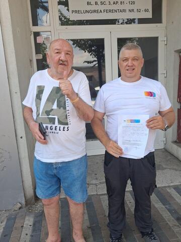Operator Compania DDD la intrarea unui bloc, cu procesul-verbal semnat de reprezentantul asociației