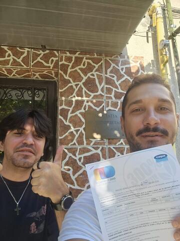 Operator Compania DDD la intrarea unui bloc, cu procesul-verbal semnat de reprezentantul asociației