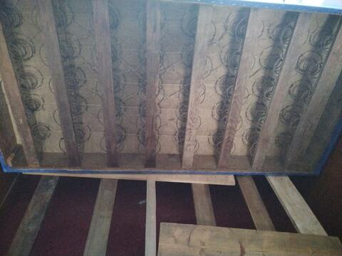 Tratament de ploșnițe de pat în locuința unui client: patul demontat și echipamentul de nebulizare pregătit