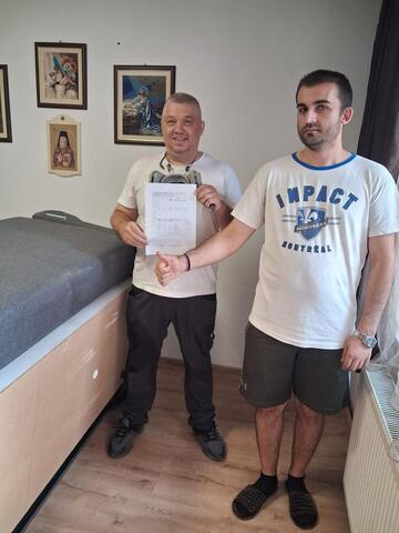 Tratament de ploșnițe de pat în locuința unui client: patul demontat și echipamentul de nebulizare pregătit