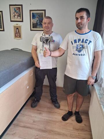 Tratament de ploșnițe de pat în locuința unui client: patul demontat și echipamentul de nebulizare pregătit