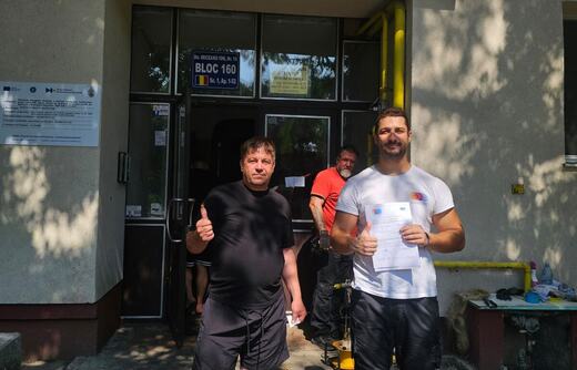 Operator Compania DDD la intrarea unui bloc, cu procesul-verbal semnat de reprezentantul asociației de proprietari