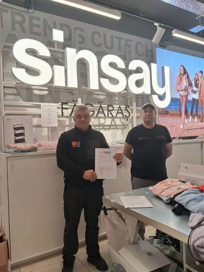 Operator Compania DDD și un reprezentant al locației Sinsay, cu procesul-verbal semnat la finalul lucrării