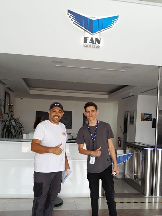 Operator Compania DDD și un reprezentant al clientului, în recepția unui sediu Fan Courier