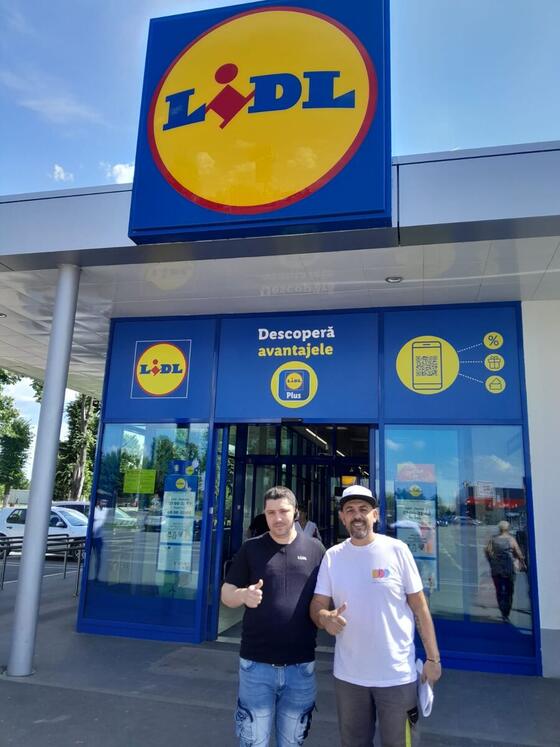 Operator Compania DDD și un angajat al magazinului, la intrarea într-un Lidl