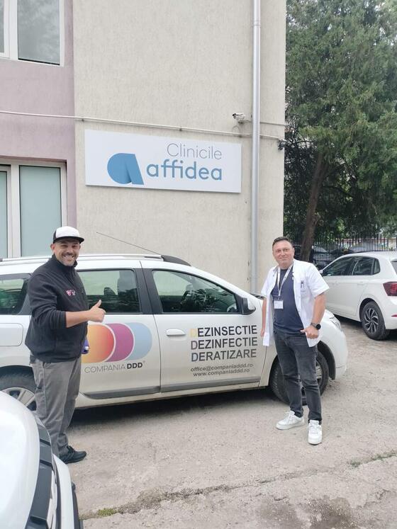 Mașina inscripționată Compania DDD, parcată în fața unei clinici Affidea, alături de colegul nostru și un medic al clinicii